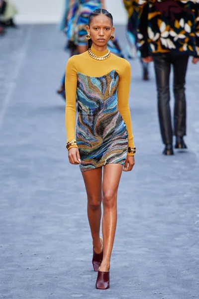 Look 10